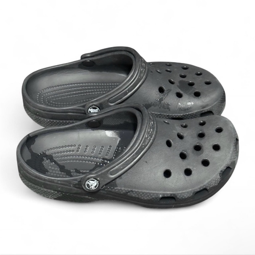 M/7 W/9 black crocs in good condition